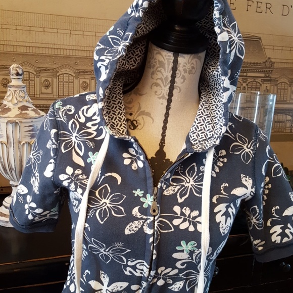 Aeropostale Tops - Aeropostale Tropical hooded shirt